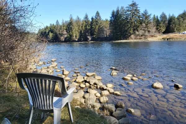 Riverside sanctuary in Northern Vancouver Island - Photo 2
